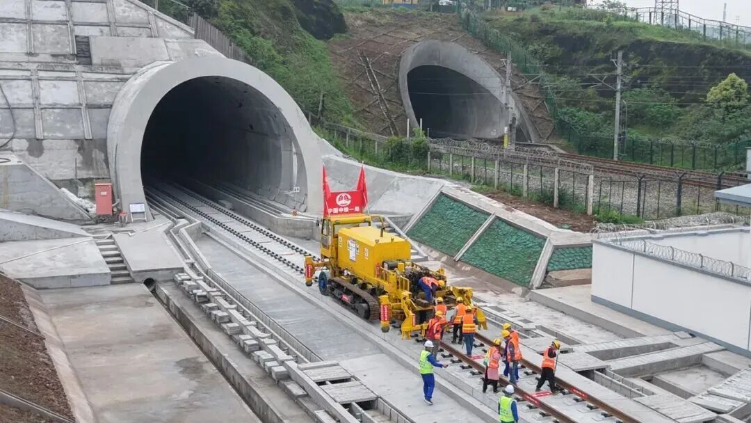 时速350公里,全线开始铺轨 时速350公里,全线开始铺轨