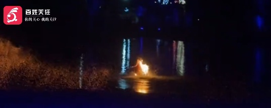 女演员表演时裙子着火,被灼伤! 女演员表演时裙子着火,被灼伤!