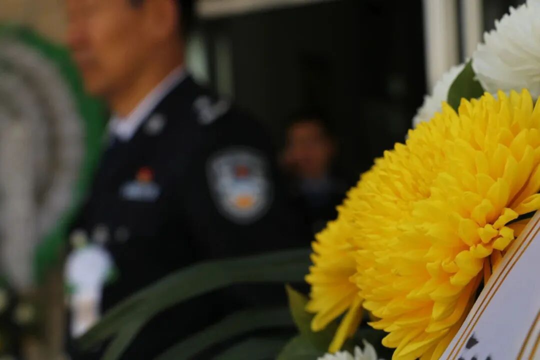 内蒙古通辽市民警尹宏伟值班期间突发疾病不幸逝世,终年52岁 内蒙古通辽市民警尹宏伟值班期间突发疾病不幸逝世,终年52岁