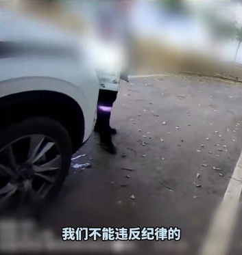“不能走!”找到失联的孙子后,奶奶却拦在了警车前... “不能走!”找到失联的孙子后,奶奶却拦在了警车前...