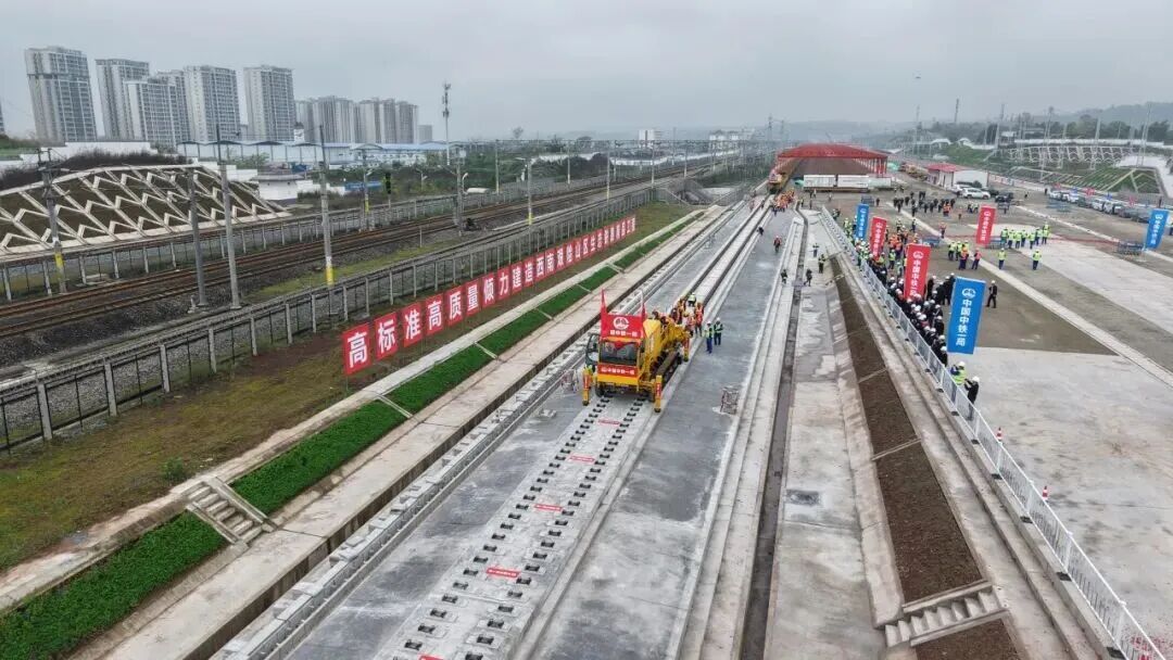 时速350公里,全线开始铺轨 时速350公里,全线开始铺轨