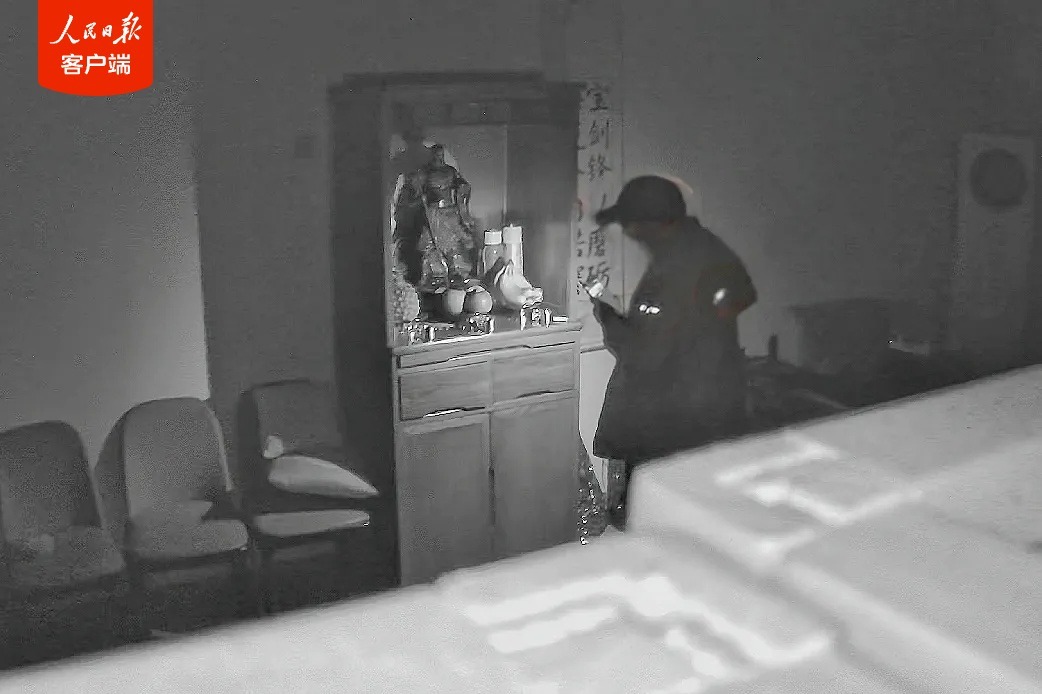 哭笑不得！男子翻窗行盗，第一件事竟是拜关公