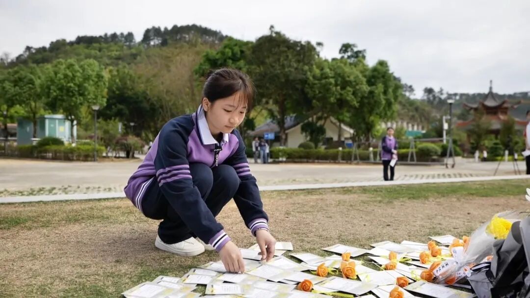 “我们记得,他们就永远活着” “我们记得,他们就永远活着”
