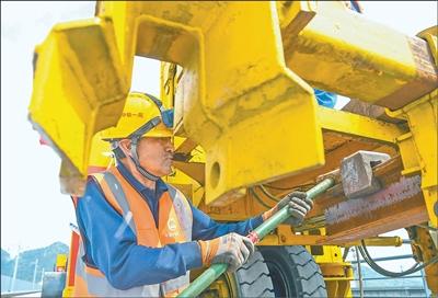 渝万高铁启动铺轨 渝万高铁启动铺轨