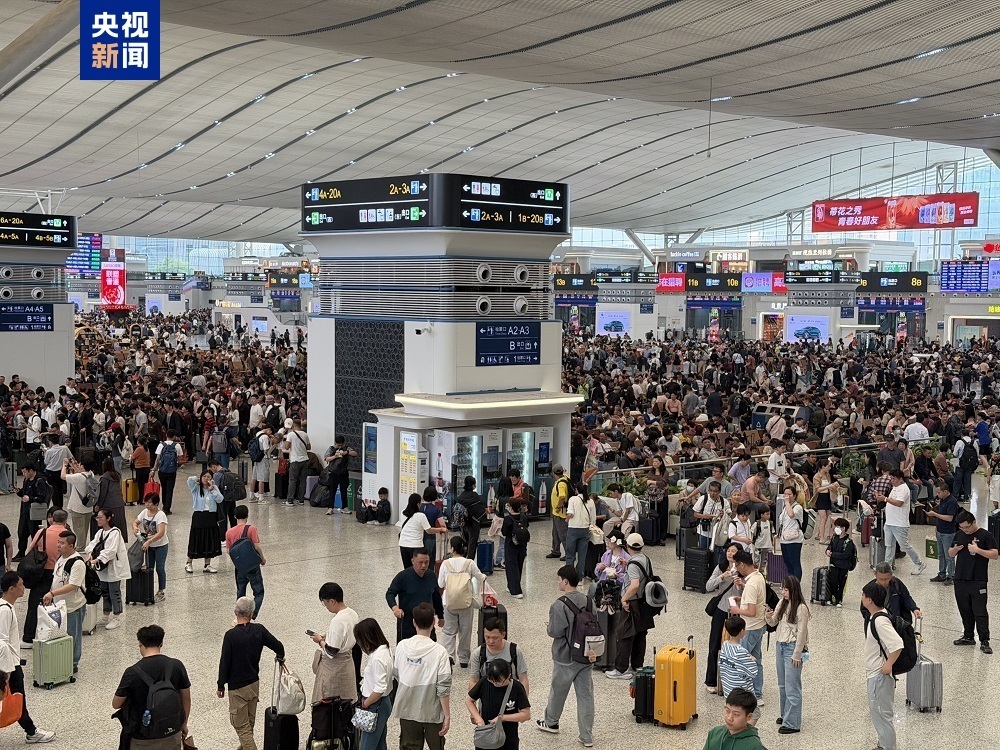 8.6万人次创历史新高 广深港高铁迎来港人北上出行高峰