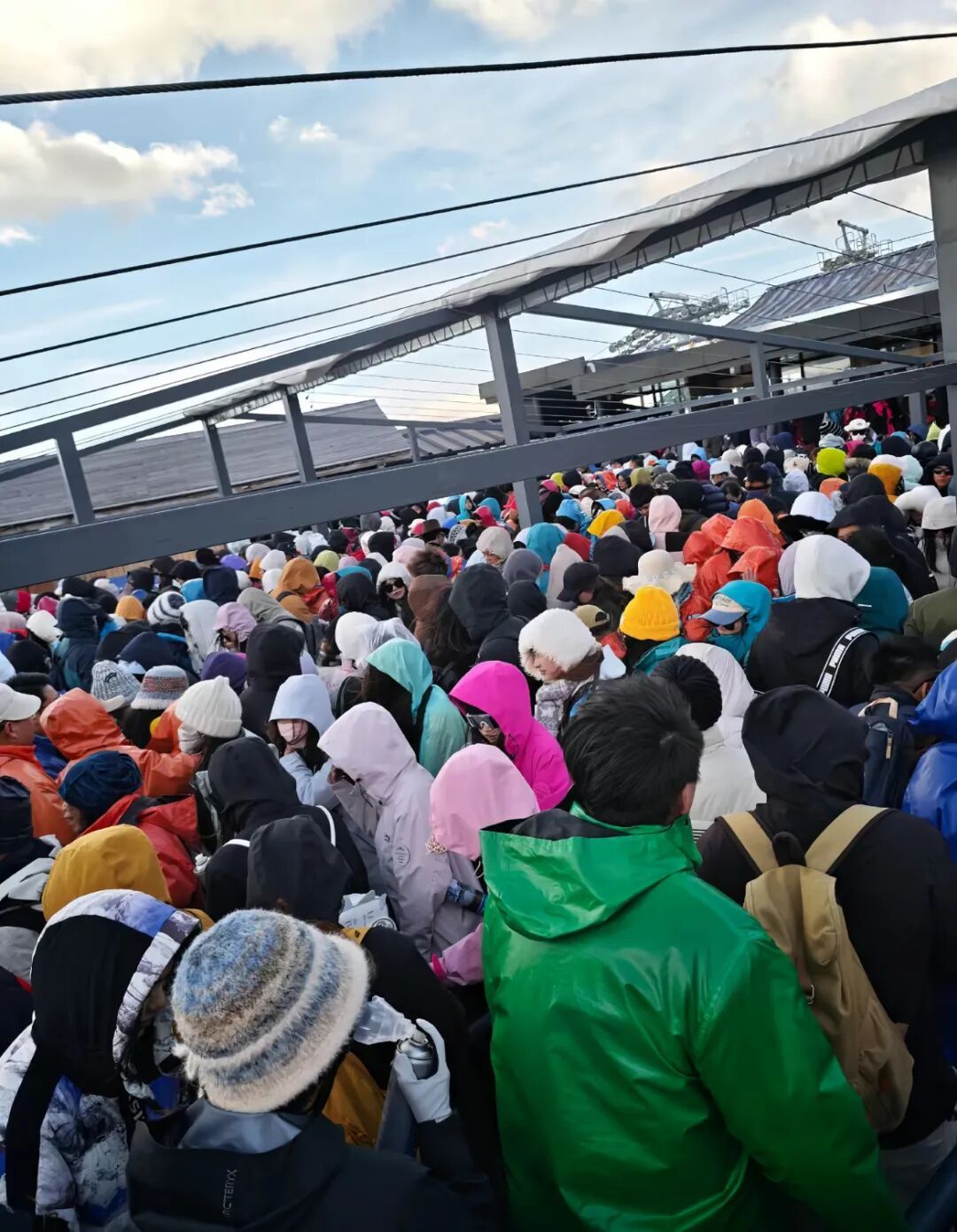 云南玉龙雪山大量游客滞留山顶数小时,有人出现呕吐症状,用垃圾袋裹身保温!景区回应 云南玉龙雪山大量游客滞留山顶数小时,有人出现呕吐症状,用垃圾袋裹身保温!景区回应