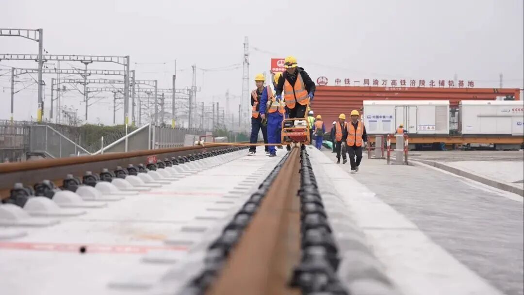 时速350公里,全线开始铺轨 时速350公里,全线开始铺轨