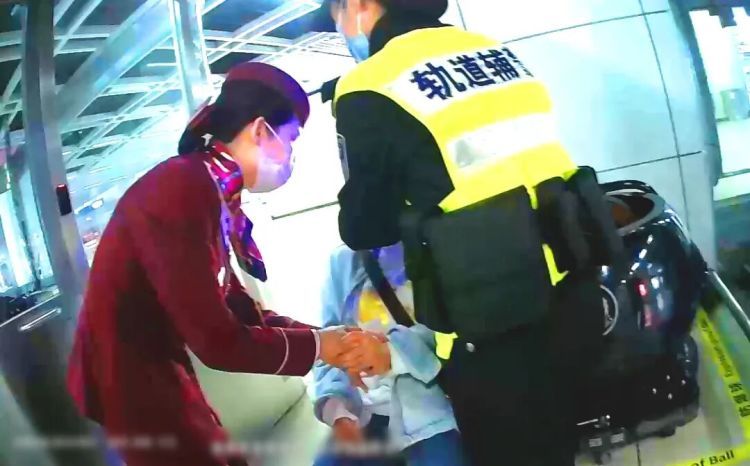 武汉地铁2号线、6号线突发惊险一幕!两名女子先后发作……现场曝光 武汉地铁2号线、6号线突发惊险一幕!两名女子先后发作……现场曝光