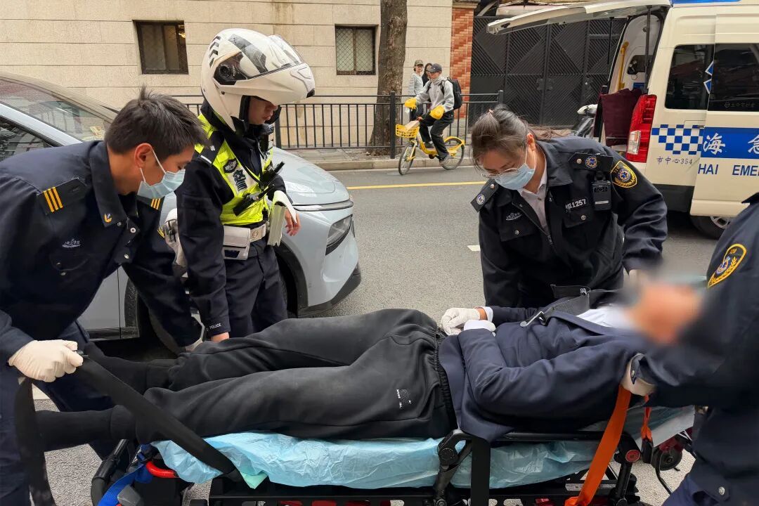 上海街头,一市民突发癫痫!交警施救被咬到指甲脱落...... 上海街头,一市民突发癫痫!交警施救被咬到指甲脱落......