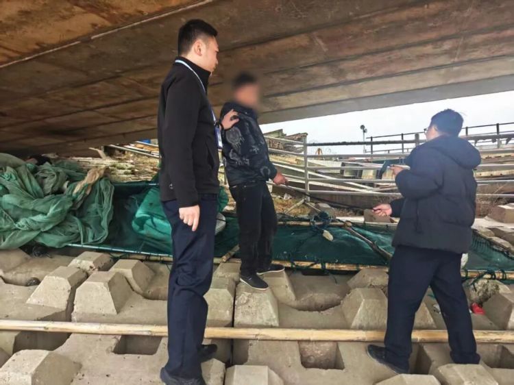 7人团伙江边踩点,被警方“一网打尽” 7人团伙江边踩点,被警方“一网打尽”