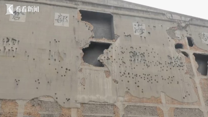 铭记历史,上海市民游客自发赴四行仓库祭扫先烈 铭记历史,上海市民游客自发赴四行仓库祭扫先烈