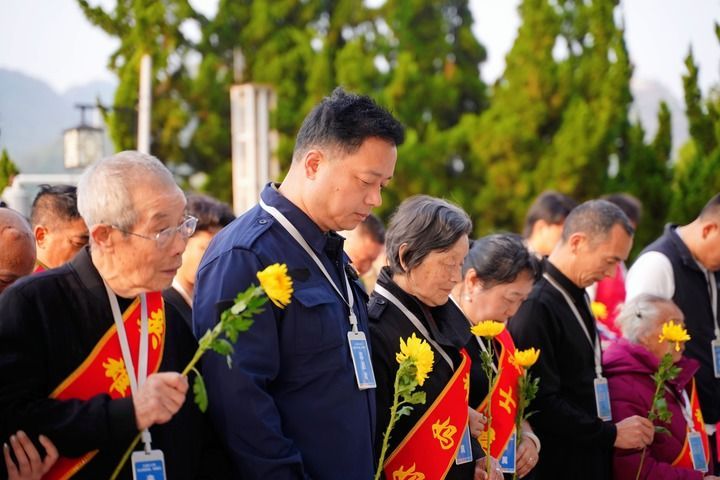 替烈士行孝,“我就是你们的儿子” 替烈士行孝,“我就是你们的儿子”