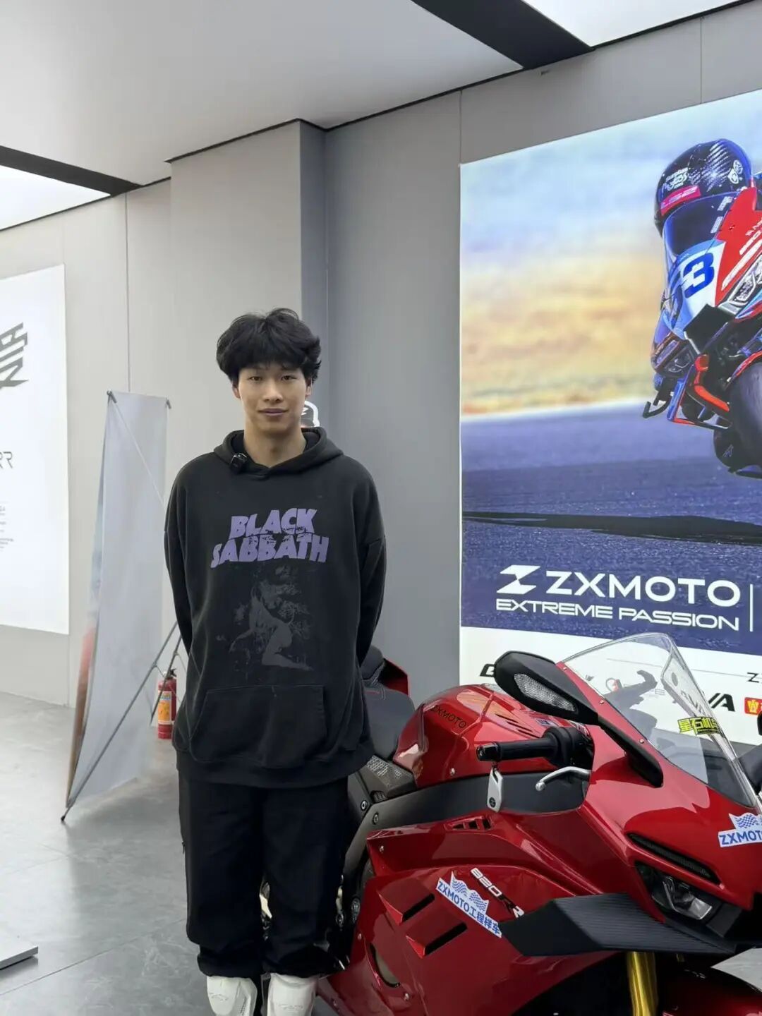 杭州“00后”小伙被张雪喊话！一个多月前他做了件轰动的大事……