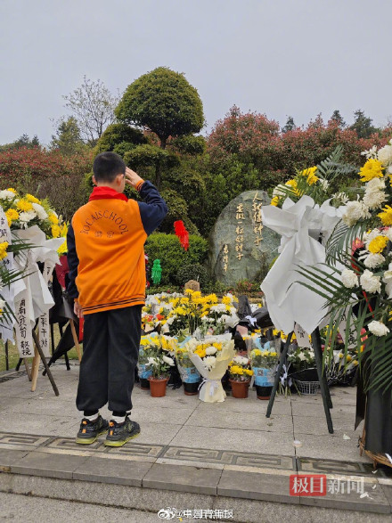 多位家长带孩子到袁隆平墓地祭扫