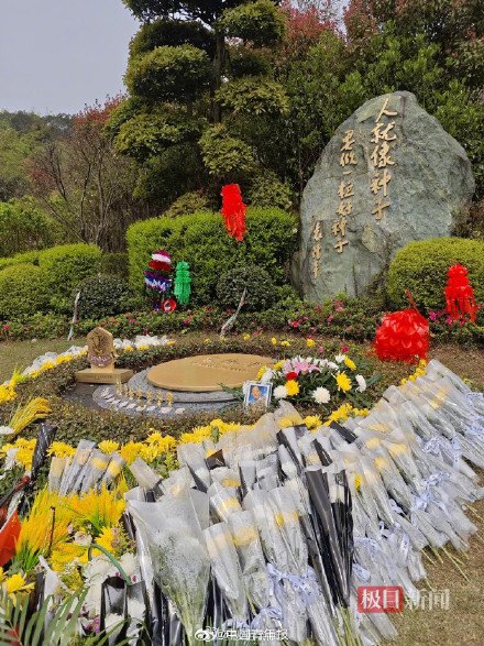 多位家长带孩子到袁隆平墓地祭扫