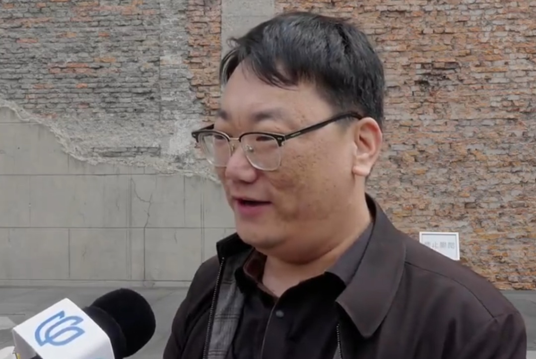 铭记历史,上海市民游客自发赴四行仓库祭扫先烈 铭记历史,上海市民游客自发赴四行仓库祭扫先烈