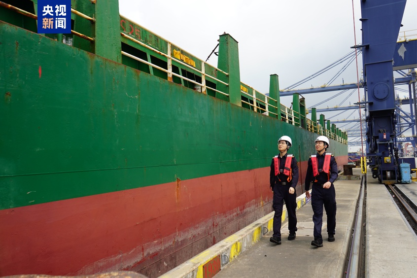 拱北关区首票水水中转多式联运货物顺利通关 拱北关区首票水水中转多式联运货物顺利通关