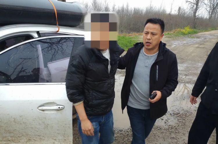 7人团伙江边踩点,被警方“一网打尽” 7人团伙江边踩点,被警方“一网打尽”