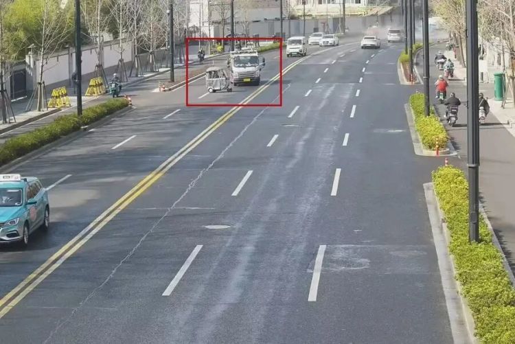 上海年近八旬老夫妻被撞！全身多处骨折，还是全责！又是这种车，83岁邻居也因此受伤