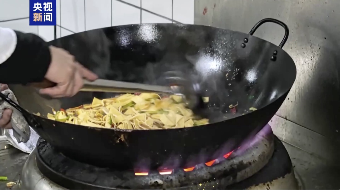 这家盒饭店每天闭餐后,都排起长队!网友:就该你发财 这家盒饭店每天闭餐后,都排起长队!网友:就该你发财