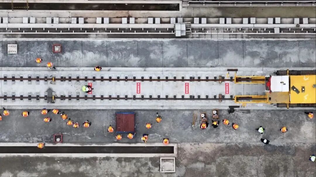 时速350公里,全线开始铺轨 时速350公里,全线开始铺轨