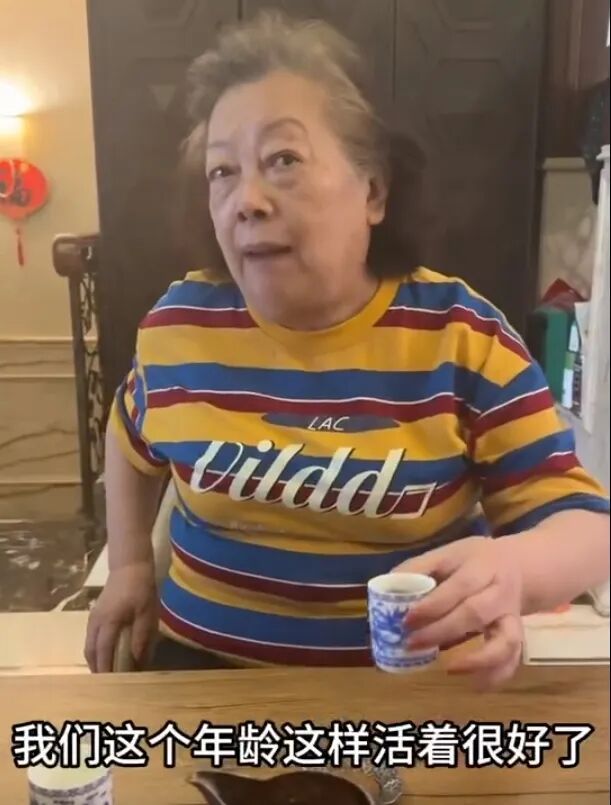 演员陈龙催母亲体检被怼得哑口无言！ 母亲：“我有自己的指标”！网友：同款老人