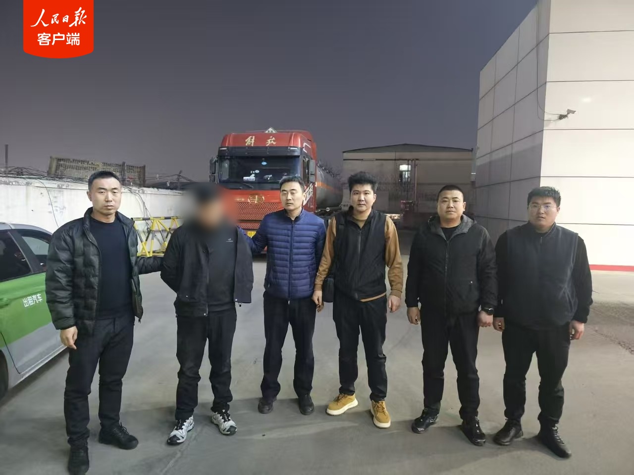 哭笑不得！男子翻窗行盗，第一件事竟是拜关公