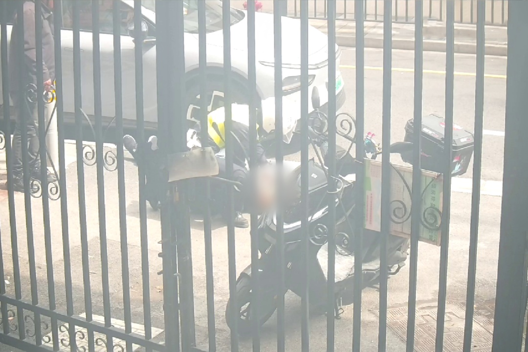 上海街头,一市民突发癫痫!交警施救被咬到指甲脱落...... 上海街头,一市民突发癫痫!交警施救被咬到指甲脱落......