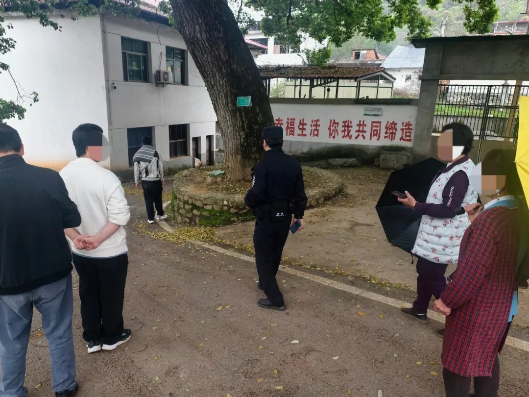 “不能走!”找到失联的孙子后,奶奶却拦在了警车前... “不能走!”找到失联的孙子后,奶奶却拦在了警车前...