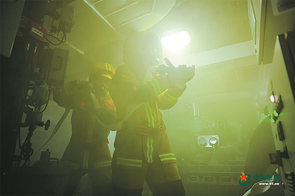 双舰蹈海 协同砺剑——海军某支队舰艇多科目训练掠影 双舰蹈海 协同砺剑——海军某支队舰艇多科目训练掠影