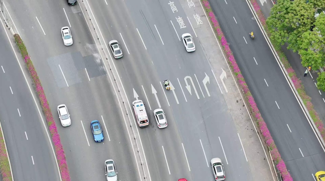 广州街坊清明祭扫时突然倒地昏迷，公安紧急调度警用无人机，5分钟极速送医