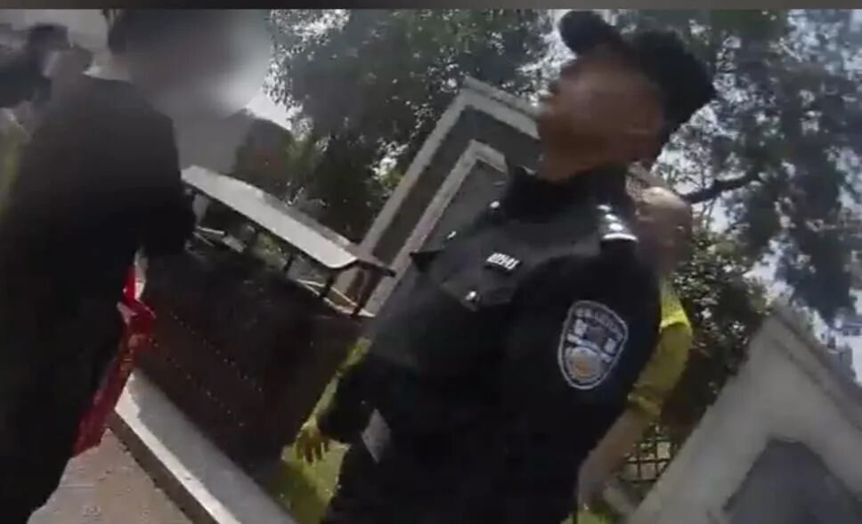 男子清明祭扫，不慎遗失10万元劳力士手表，警方查看监控：手表被人捡走了