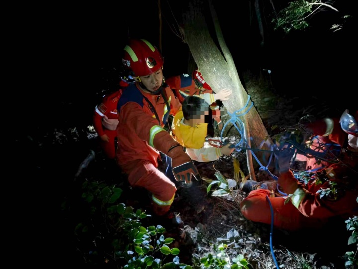 杭州一父亲带6岁儿子早上9点爬山，下午4点报警，晚上11点被找到……