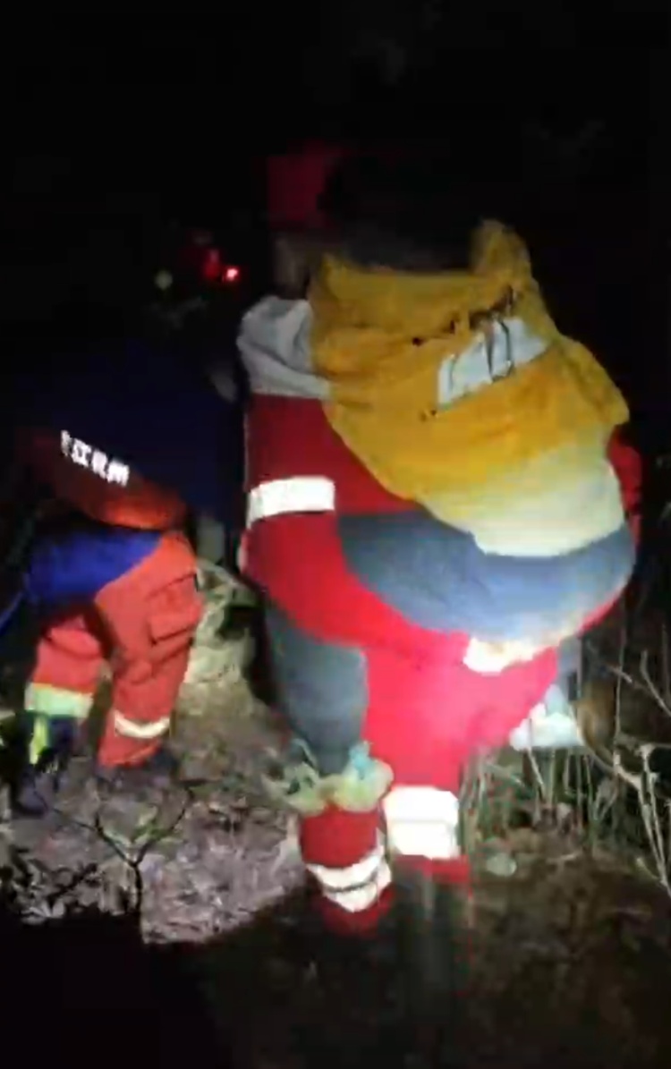 杭州一父亲带6岁儿子早上9点爬山，下午4点报警，晚上11点被找到……