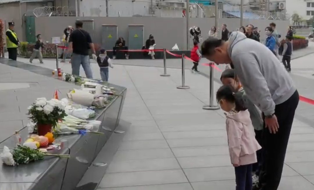 铭记历史,上海市民游客自发赴四行仓库祭扫先烈 铭记历史,上海市民游客自发赴四行仓库祭扫先烈