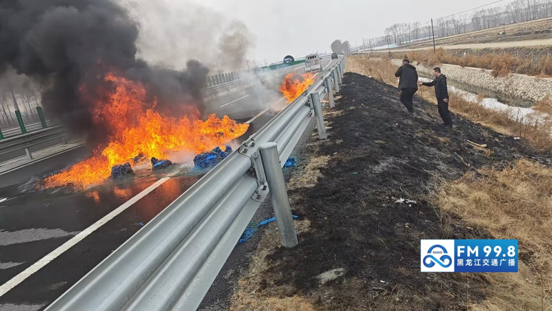 “必须拦下”!他们在高速公路上紧急拦停车辆…… “必须拦下”!他们在高速公路上紧急拦停车辆……