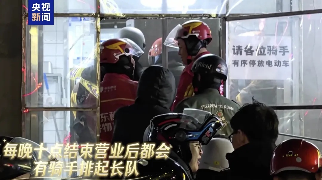 未售完饭菜1元一份卖掉……这家盒饭店每晚10点闭餐后,都排起长队! 未售完饭菜1元一份卖掉……这家盒饭店每晚10点闭餐后,都排起长队!