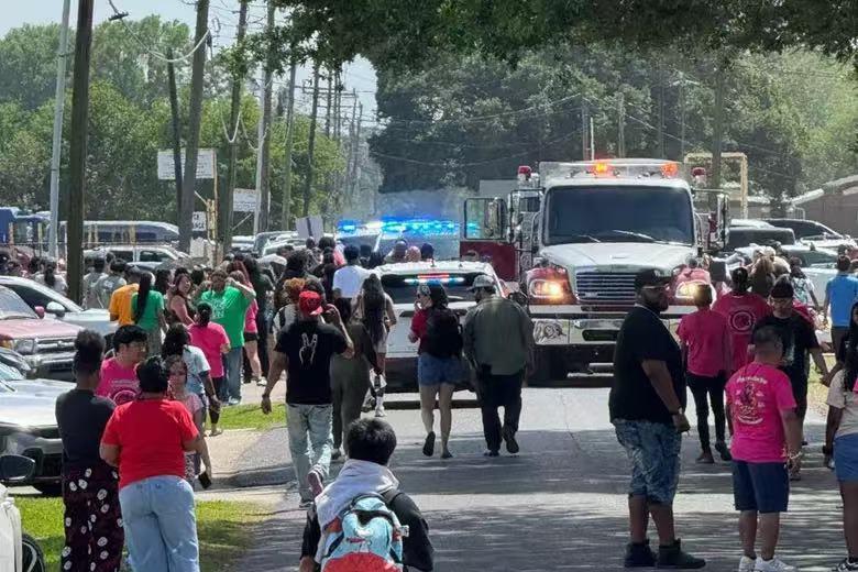 美国一辆汽车冲撞游行队伍 已致超20人受伤 美国一辆汽车冲撞游行队伍 已致超20人受伤