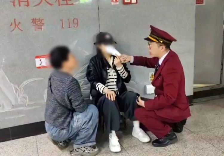 武汉地铁2号线、6号线突发惊险一幕!两名女子先后发作……现场曝光 武汉地铁2号线、6号线突发惊险一幕!两名女子先后发作……现场曝光