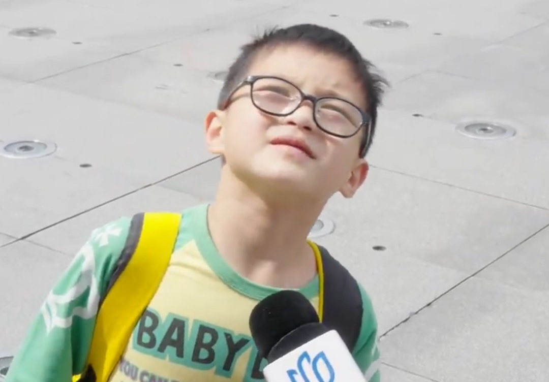 铭记历史,上海市民游客自发赴四行仓库祭扫先烈 铭记历史,上海市民游客自发赴四行仓库祭扫先烈