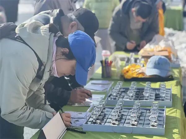 哈尔滨市清明小长假首日13万人错峰出行祭扫 哈尔滨市清明小长假首日13万人错峰出行祭扫