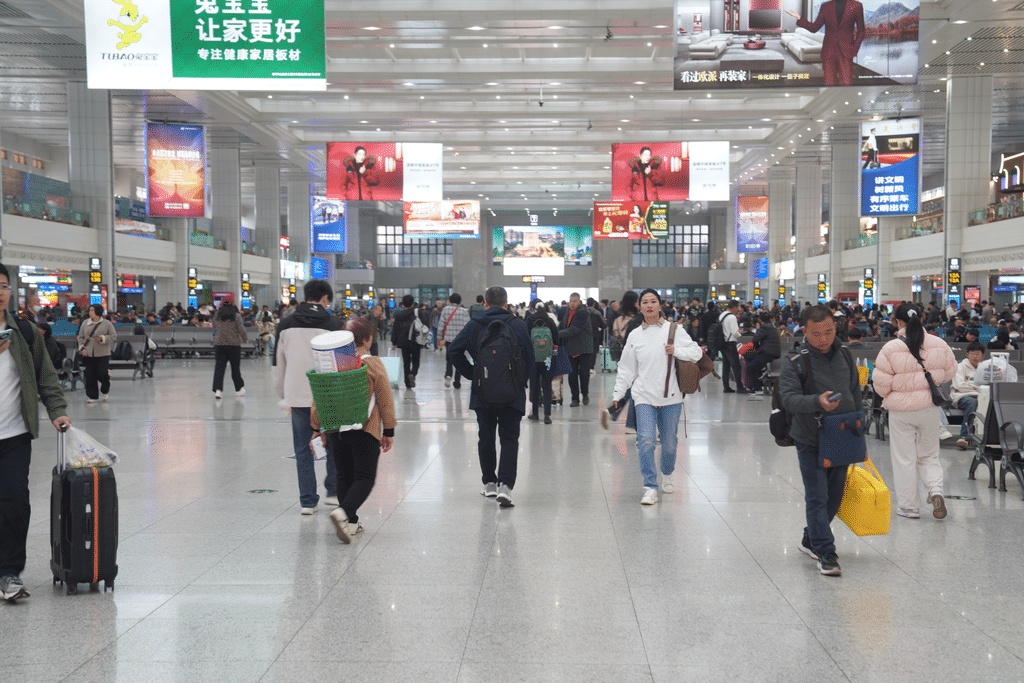 38.2万人次!重庆火车站单日旅客发送量破纪录 38.2万人次!重庆火车站单日旅客发送量破纪录