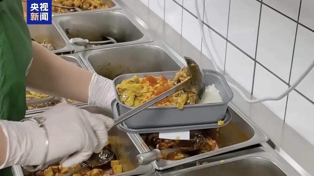 未售完饭菜1元一份卖掉……这家盒饭店每晚10点闭餐后,都排起长队! 未售完饭菜1元一份卖掉……这家盒饭店每晚10点闭餐后,都排起长队!