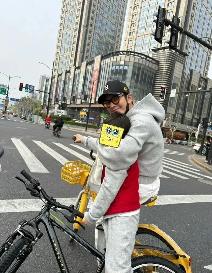 放任9岁儿子骑车上路，黄晓明致歉