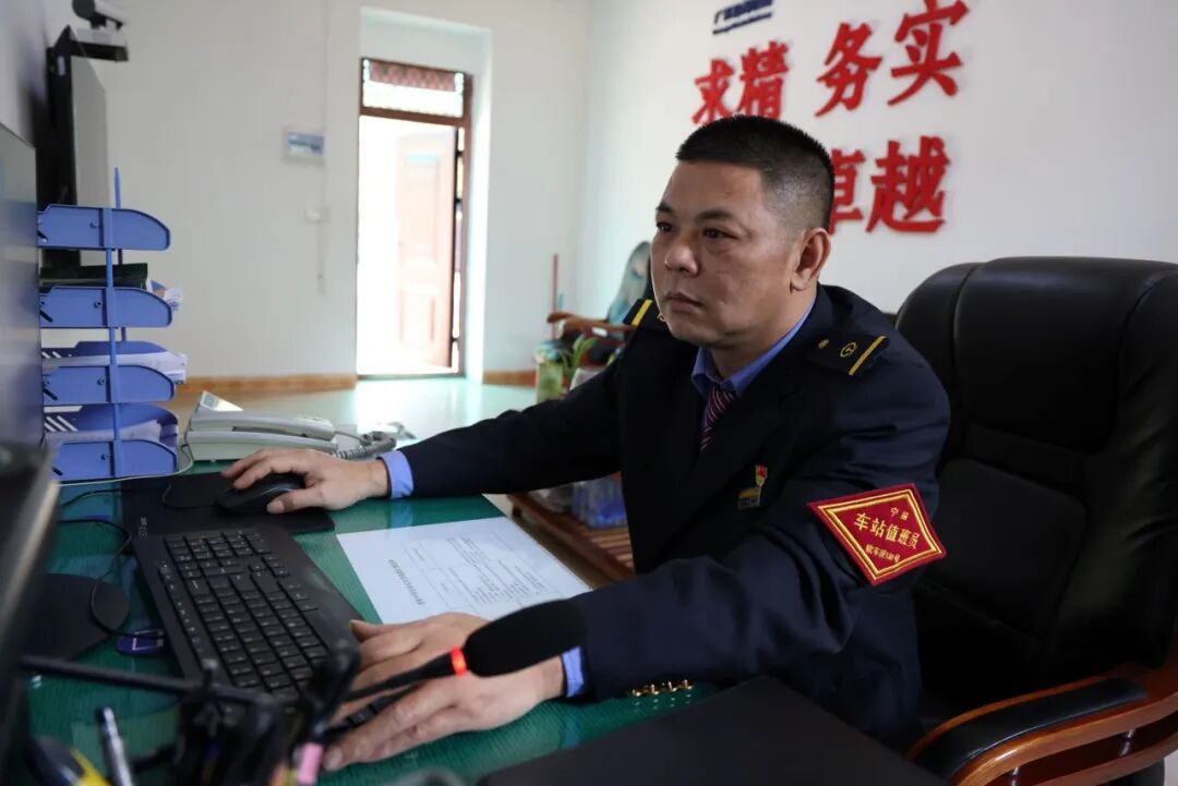 20年、70次！这名车站值班员，好样的！