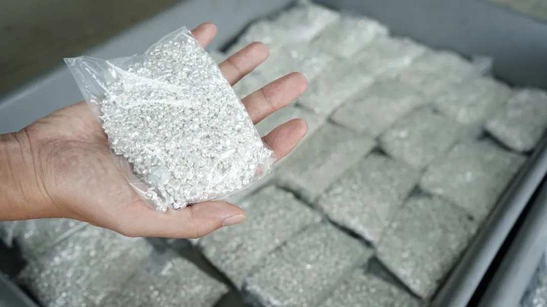 一辆小客车，60公斤“雪花银”