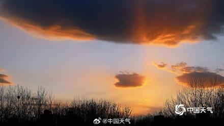 长风送暮色 清明假期尾声北京云霞尽染长空