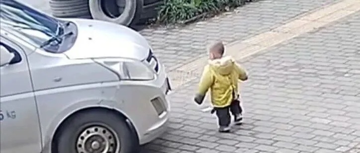 湖南衡阳一男子开面包车撞倒自家1岁宝宝，紧急提醒→