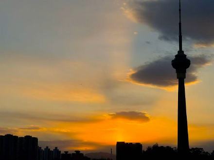 玉渊潭邂逅晚霞，定格春日城市画卷