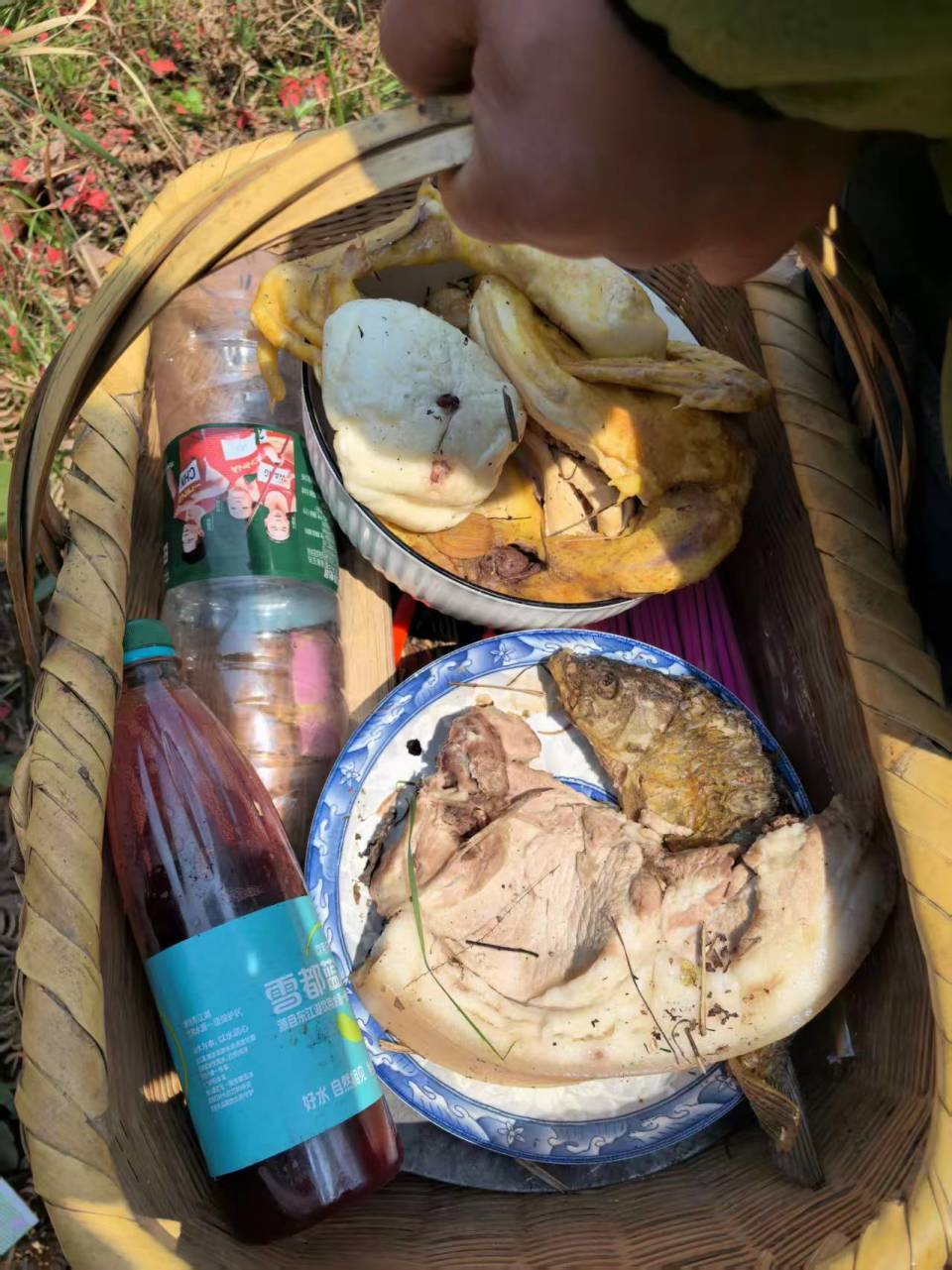 郴州小伙清明爬多座山祭祀16位先祖,花了一天时间:根在这里,祈求祖先保佑 郴州小伙清明爬多座山祭祀16位先祖,花了一天时间:根在这里,祈求祖先保佑